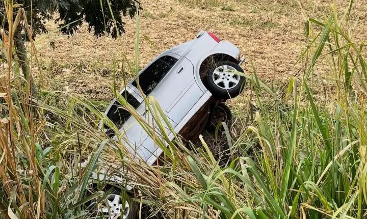 FÊNIX: motorista perde controle de veículo e capota às margens da PR-082