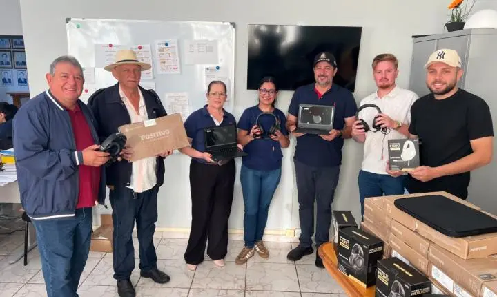 FÊNIX: Prefeitura entrega 30 Chromebooks para modernizar a educação municipal