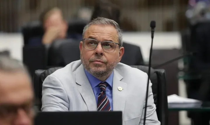 Gaeco denuncia quatro por esquema de “rachadinha” no gabinete do deputado Ricardo Arruda; esposa do parlamentar também foi denunciada