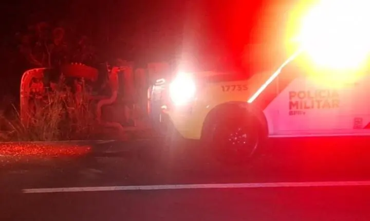 IRETAMA: Caminhão tomba na PRC-487 e motorista saiu do local antes da chegada da Polícia