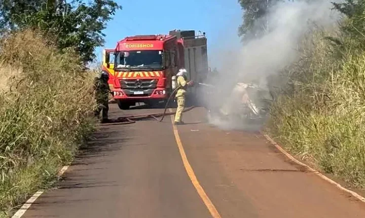 JARDIM ALEGRE: Fusca é destruído por incêndio em estrada rural