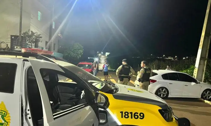 LUIZIANA: Carro invade preferencial, atinge outro veículo e bate contra poste