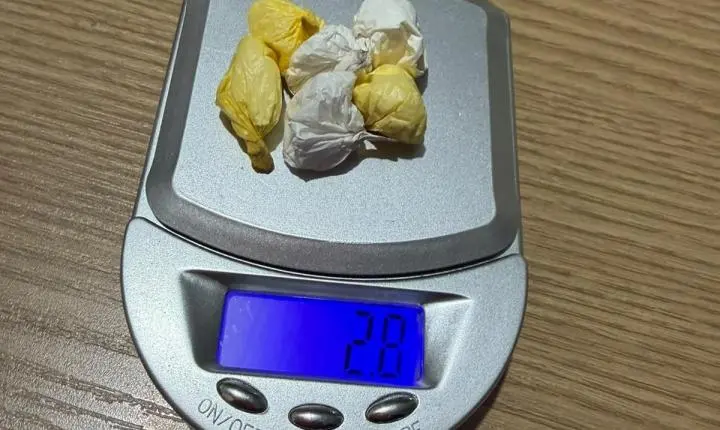 MAMBORÊ: Homem é encaminhado após PM apreender porções de cocaína
