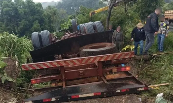 MANOEL RIBAS: Passageiro morre e motorista fica ferido após caminhão carregado de canola capotar na PRC-487
