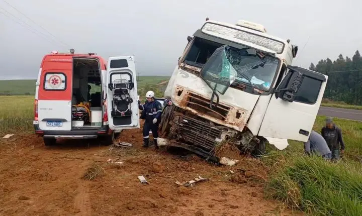 PARANÁ: colisão frontal entre caminhonete e carreta deixa cinco mortos na PR-090