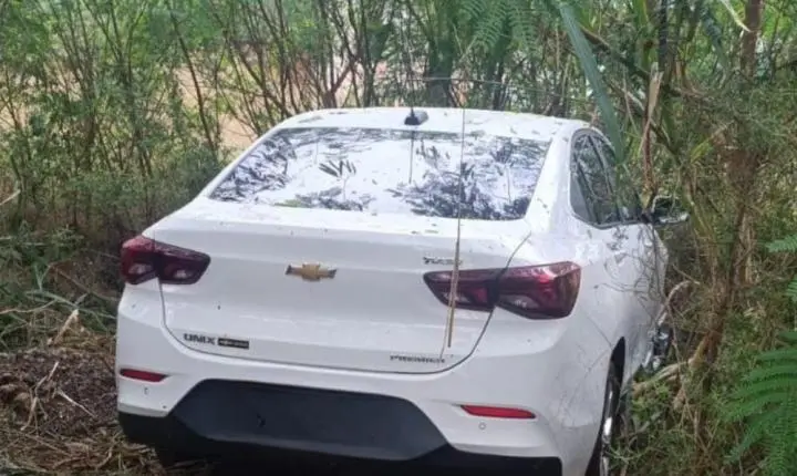PEABIRU: Polícia Militar localiza carro roubado escondido em área rural