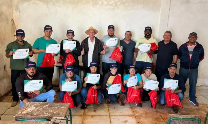 QUALIFICAÇÃO: Prefeitura de Fênix entrega certificados de curso de ar-condicionado no distrito de Bela Vista do Ivaí