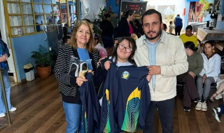 QUINTA DO SOL: alunos e profissionais da APAE recebem novos uniformes