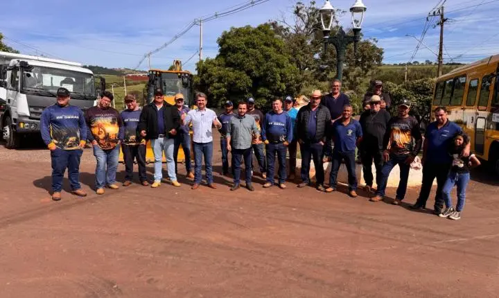 QUINTA DO SOL: Prefeito Leonardo e vice Lucas entregam novos caminhões, retroescavadeira e ônibus para reforçar frota municipal