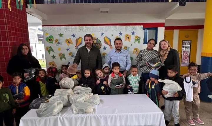 QUINTA DO SOL: Prefeitura entrega novos uniformes escolares para alunos da rede municipal