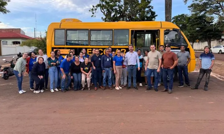 QUINTA DO SOL: Prefeitura entrega ônibus 0 km para APAE do município; entrega contou com a presença do prefeito Leonardo, do vice-prefeito Lucas e vereadores
