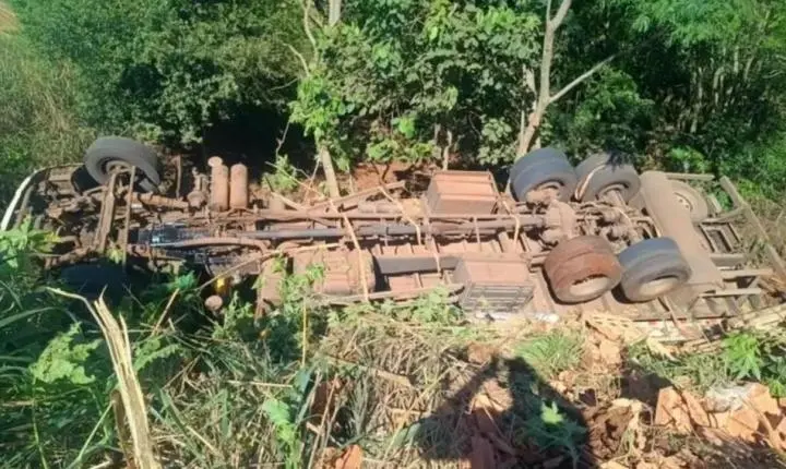 VALE DO IVAÍ: Caminhão tomba e cai em ribanceira na PR-170; motorista sofre apenas escoriações
