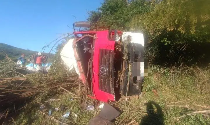 VALE DO IVAÍ: Caminhão tomba na PR-539 e deixa jovem ferido em Marilândia do Sul