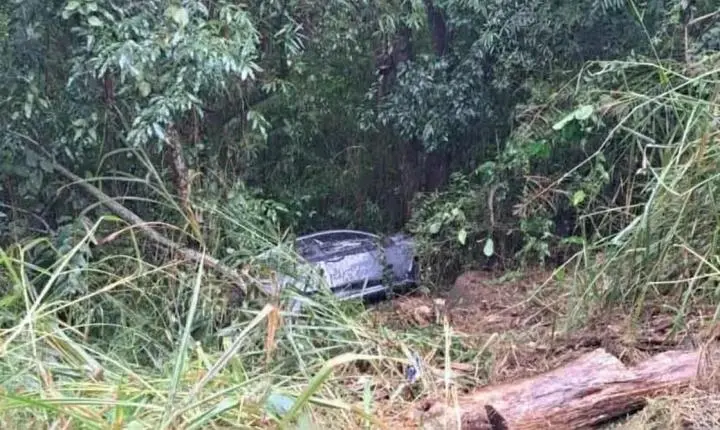 VALE DO IVAÍ: Carro sai da pista na PR-466 e mobiliza equipes de resgate