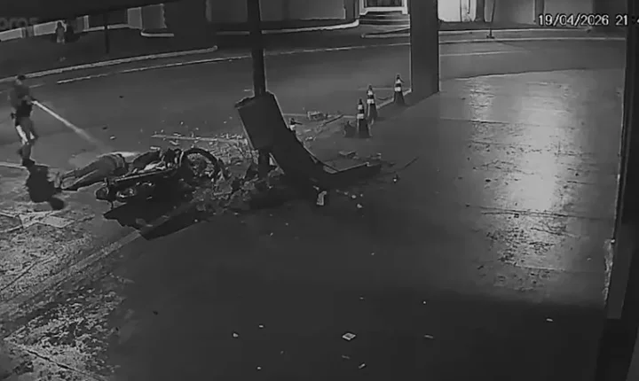 VALE DO IVAÍ: Moto que fugia da PM se envolve em grave acidente no centro de Faxinal; câmera flagra momento da colisão