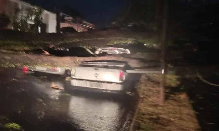 Vale do Ivaí: Temporal deixa rastro de destruição em Apucarana 