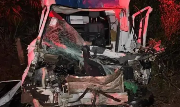 VELA DO IVAÍ: Acidente entre ambulância de Cândido de Abreu e carreta deixa motorista e paciente mortos na PR-466